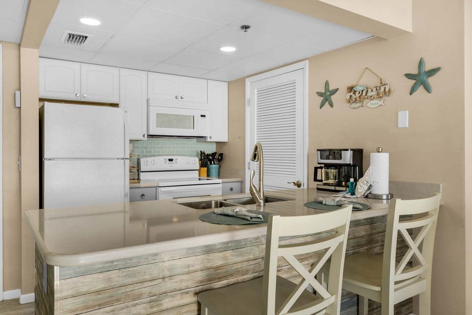 Breakfast bar and kitchen