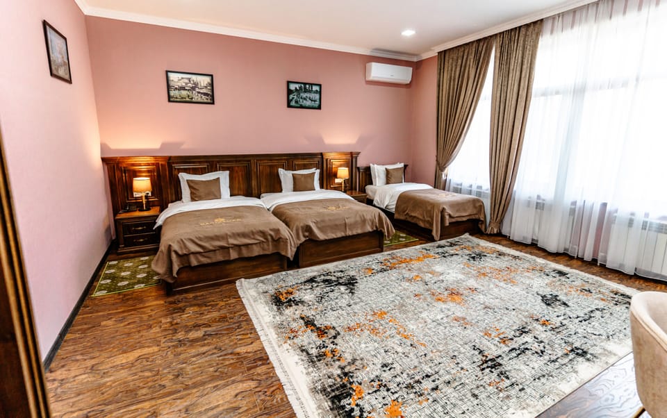Deluxe Twin Room | Desk, laptop workspace, soundproofing, iron/ironing board