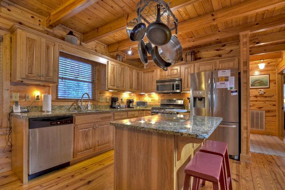River front cabin rental with room for the whole gang