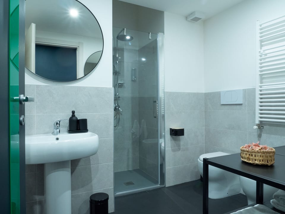 Twin Room | Bathroom | Shower, free toiletries, hair dryer, bathrobes