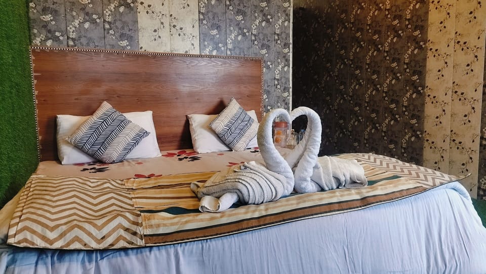 Deluxe Room | 1 bedroom, premium bedding, in-room safe, desk