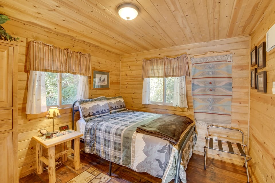 Cozy Easton Cabin on the Yakima River! Cottage in Roslyn