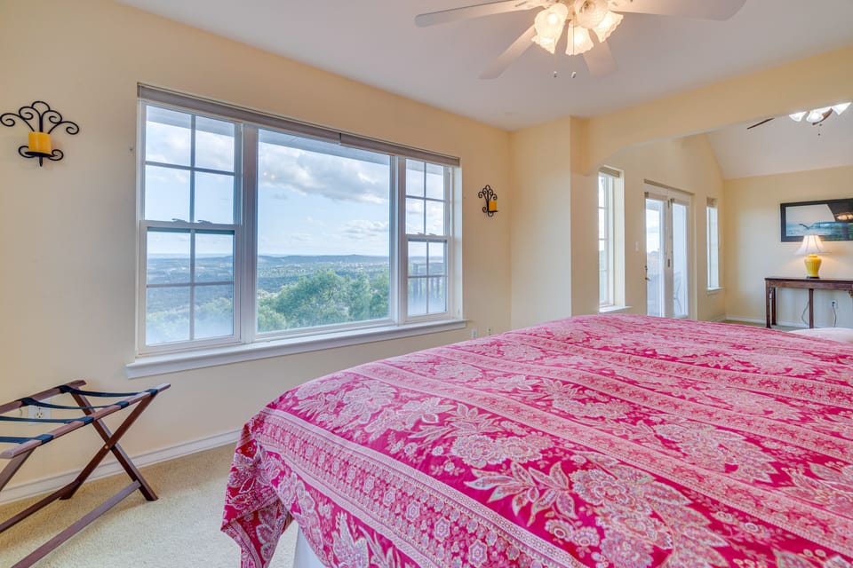 Jonestown Retreat w/ Deck: 6 Mi to Lake Travis! Cottage in Jonestown