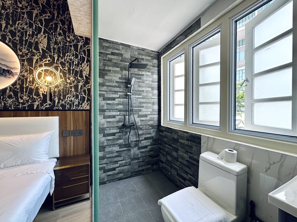 Superior Single Room | Bathroom | Shower, free toiletries, hair dryer, slippers