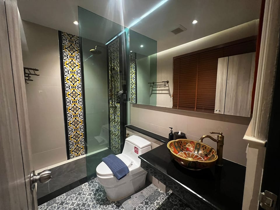 Deluxe Double Room | Bathroom | Shower, towels