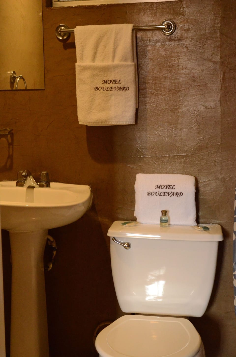 Basic Room, 1 King Bed | Bathroom | Shower, free toiletries, towels, soap