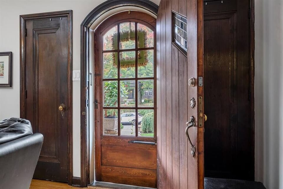Original doors and stain glass from the 1920s