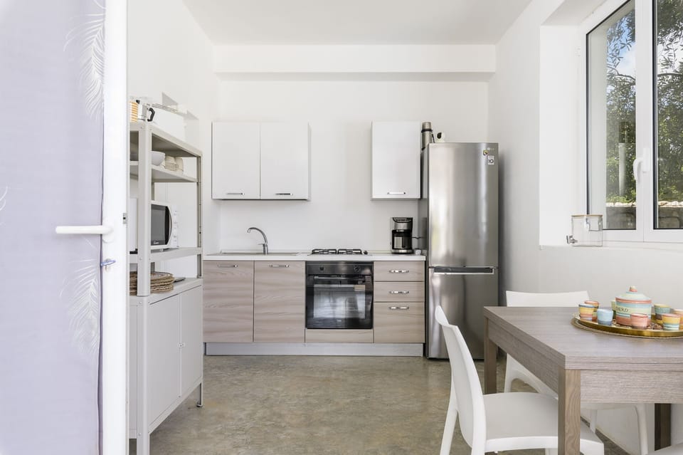 Traditional Villa | Private kitchen | Full-size fridge, microwave, oven, stovetop