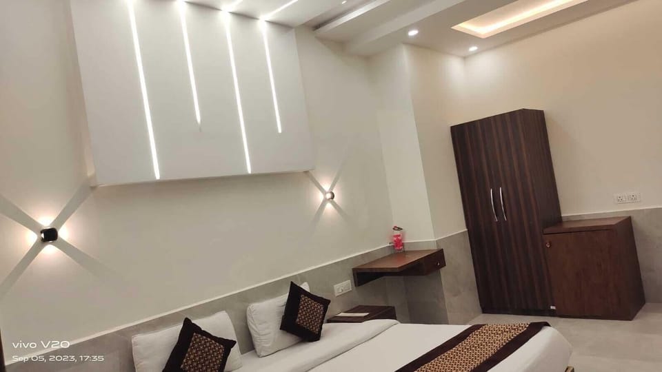 Deluxe Double Room | In-room dining