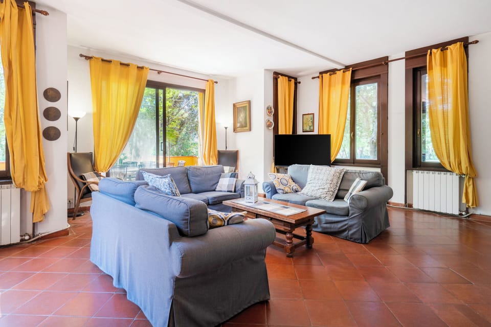 Room | Living area | 32-inch flat-screen TV with cable channels, fireplace