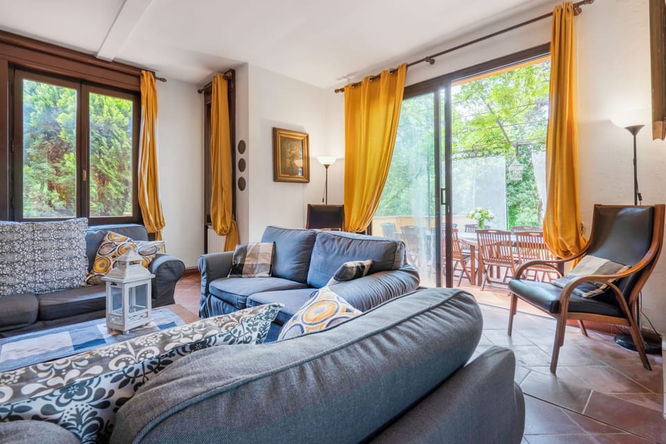 Room | Living area | 32-inch flat-screen TV with cable channels, fireplace