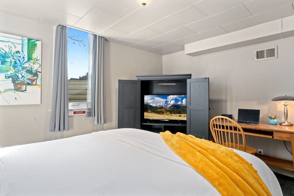 Bedroom 1 | Queen Bed with Laptop-friendly Workspace and TV