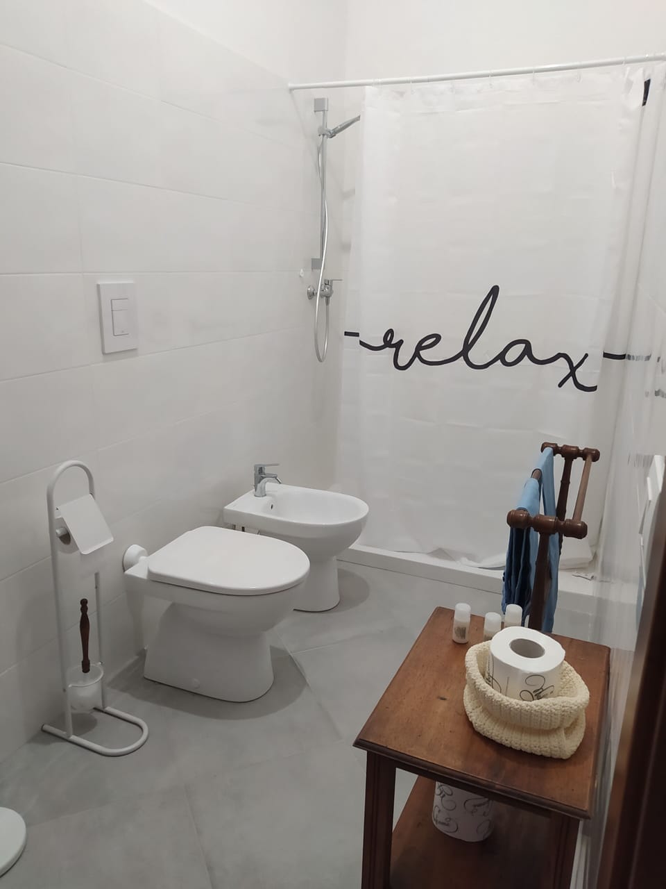 Shower, free toiletries, towels