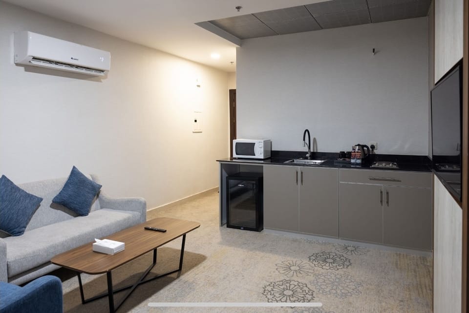 Deluxe Suite, 1 Bedroom | Living area | Printers