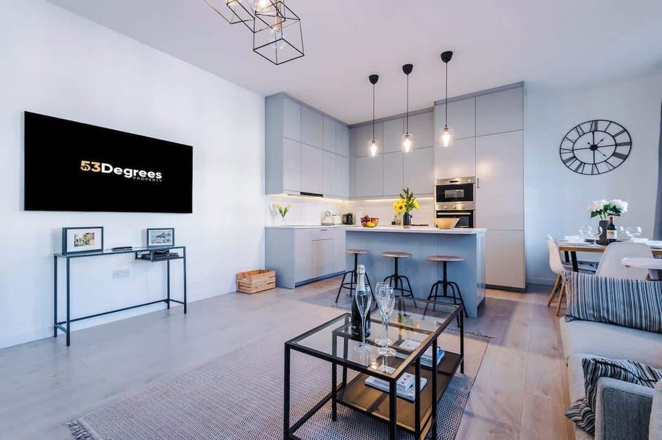 The open-plan living room, dining area and kitchen benefit from a 60-inch Smart TV, a 6-seater dining table and plenty of space to sit down in the evenings.