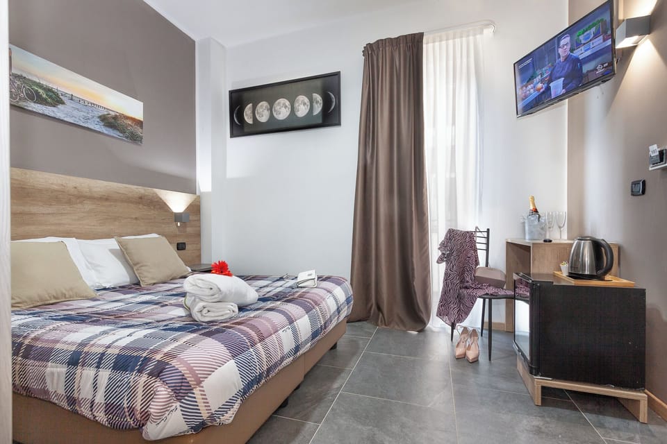 Standard Room | Minibar, in-room safe, individually decorated, desk