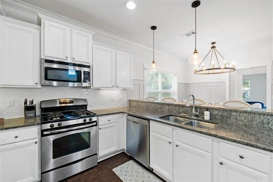 From morning coffee to dinner parties, this kitchen has it all.