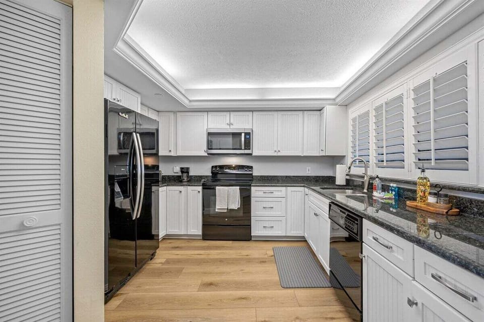 Large Gourmet Kitchen!