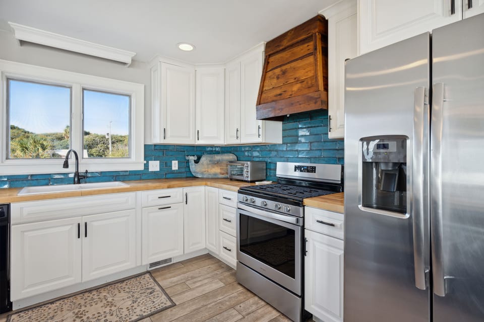 Fully equipped kitchen to with everything you need to cook a meal for friends and family