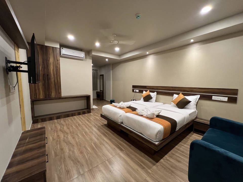 Deluxe Room | Premium bedding, in-room safe, desk, laptop workspace