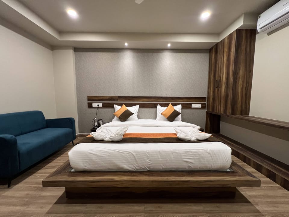 Deluxe Room | Premium bedding, in-room safe, desk, laptop workspace