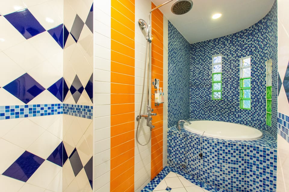 Deluxe Triple Room | Bathroom | Free toiletries, hair dryer, slippers, towels