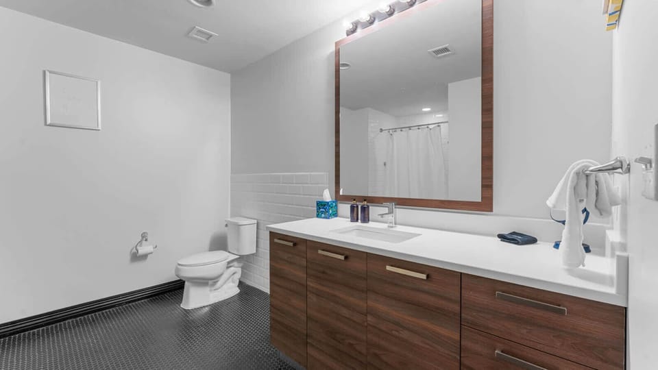 Modern Bathroom: Sleek design with a spacious vanity and stylish lighting for your refreshment!