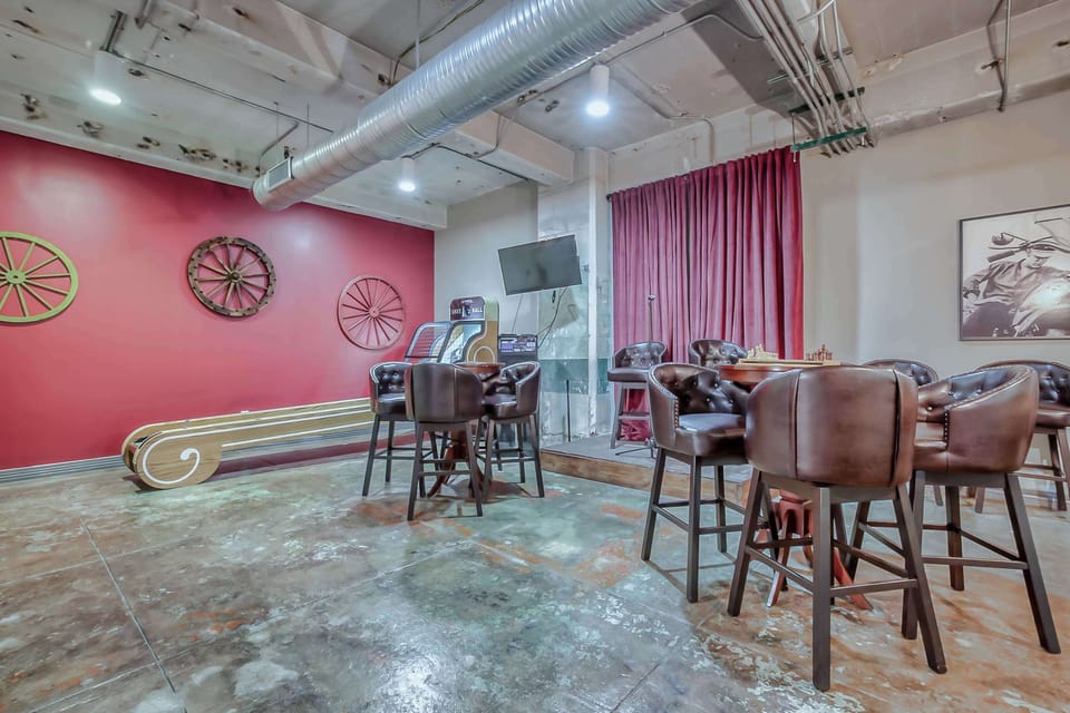 
Spacious game room featuring darts —ideal for family fun, group stays. Open Monday to Friday 8am to 4:30pm