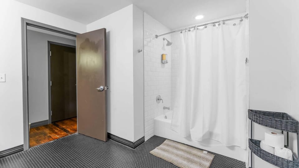 Bathroom Retreat: Fresh, modern design with sleek finishes for your refreshing getaway!