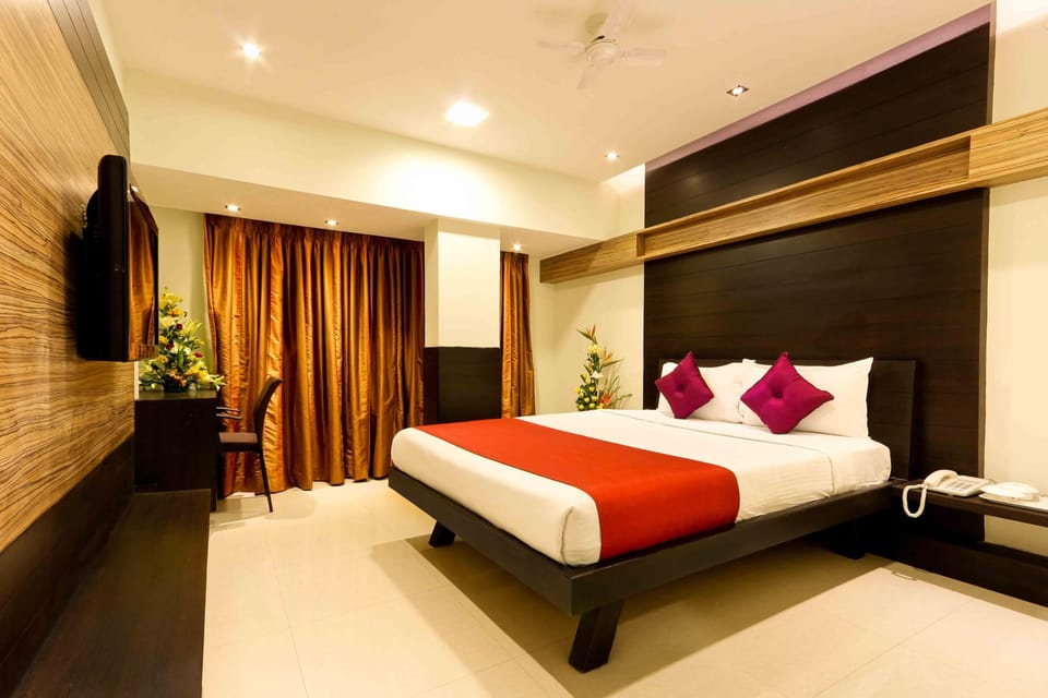 Classic Room | Premium bedding, in-room safe, desk, soundproofing
