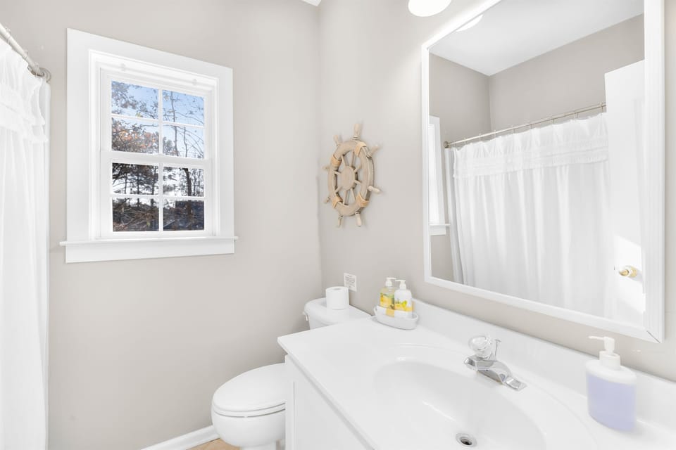Upstairs guest full bathroom.