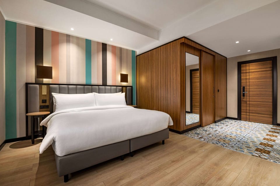 Standard Room, 1 King Bed | In-room safe, soundproofing