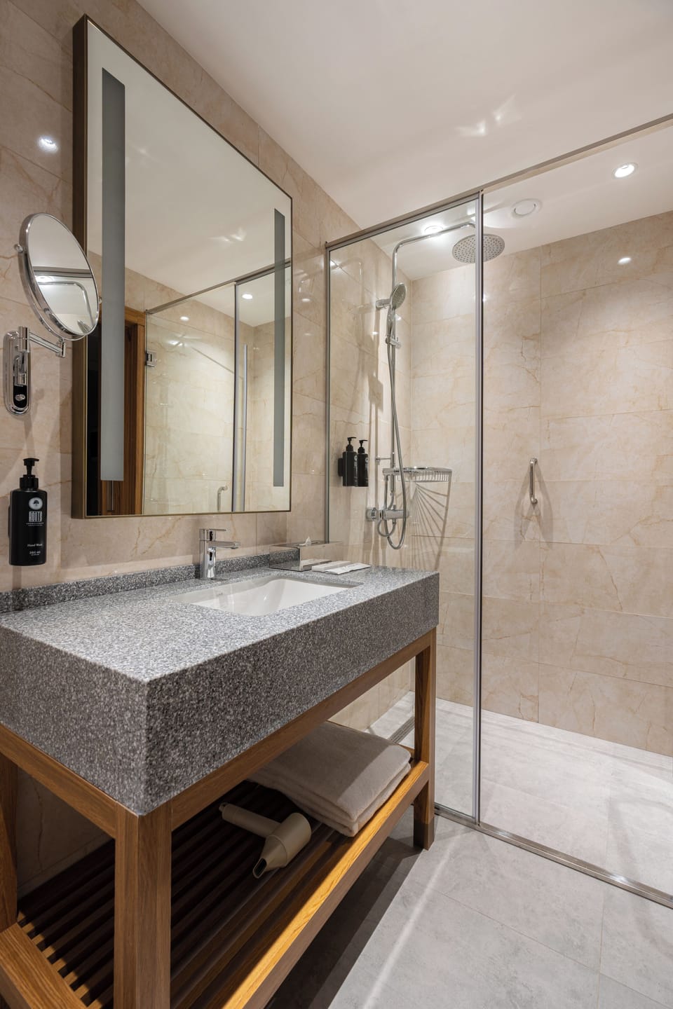 Standard Room, 1 King Bed | Bathroom | Slippers
