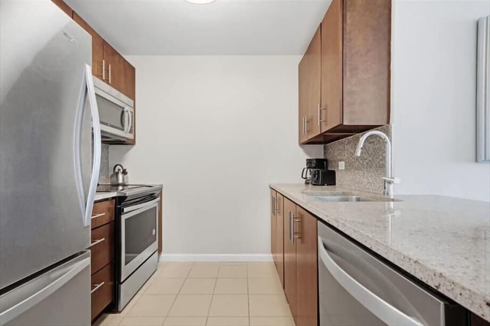 Jersey City 1 Bedroom River View Kitchen