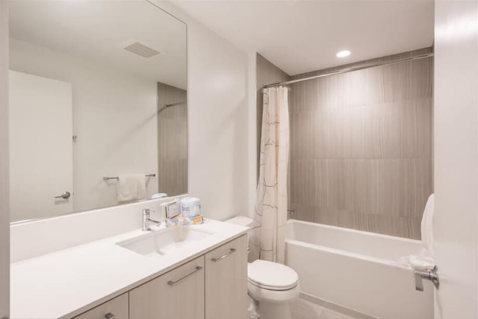 Herndon/Reston Reston 2 Bedroom Bathroom