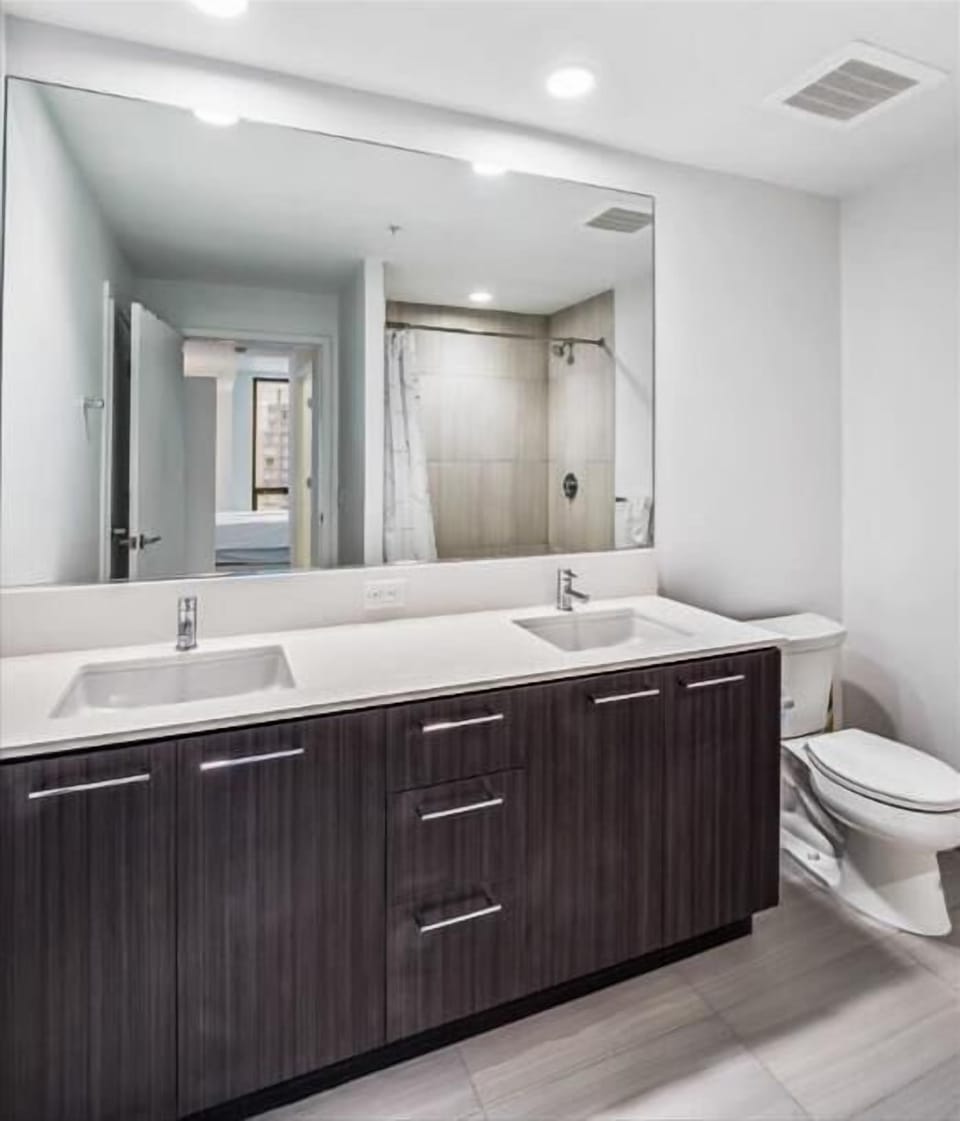 Herndon/Reston Reston 2 Bedroom Bathroom