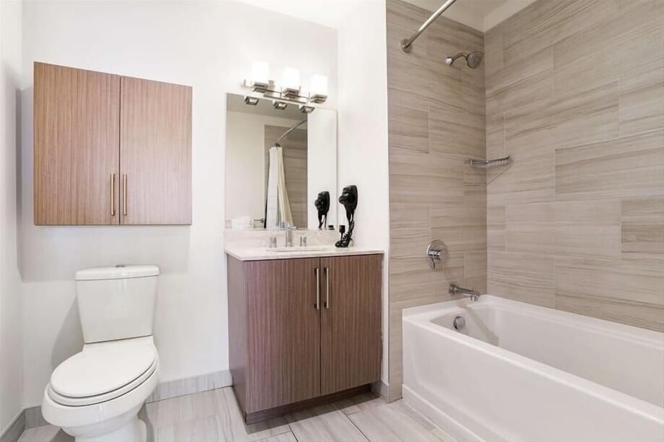 Jersey City 1 Bedroom Bathroom