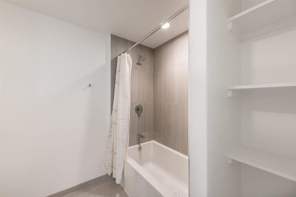 Herndon/Reston Reston 2 Bedroom Bathroom