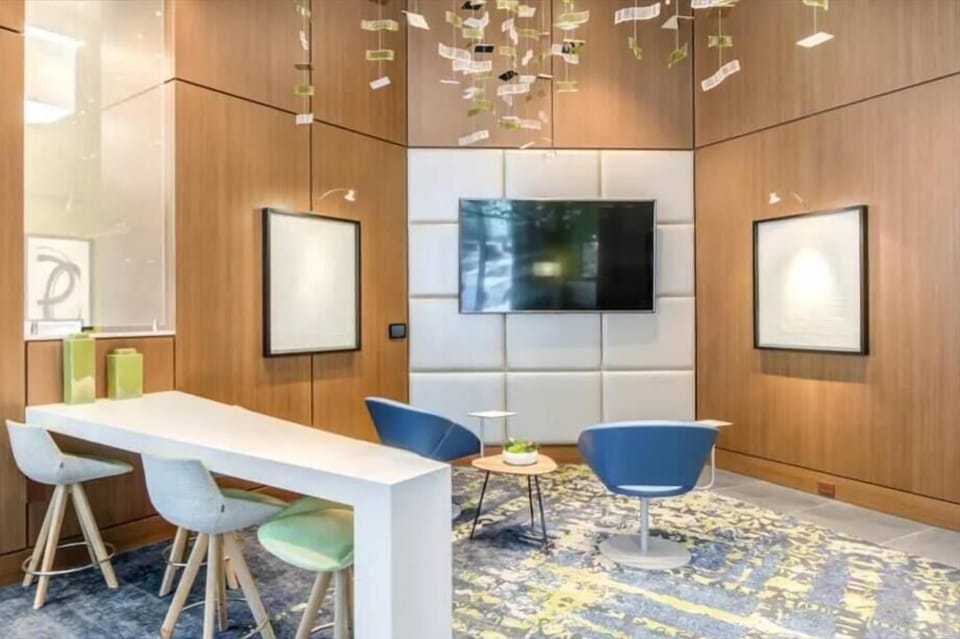 Bethesda 2 Bedroom Lobby