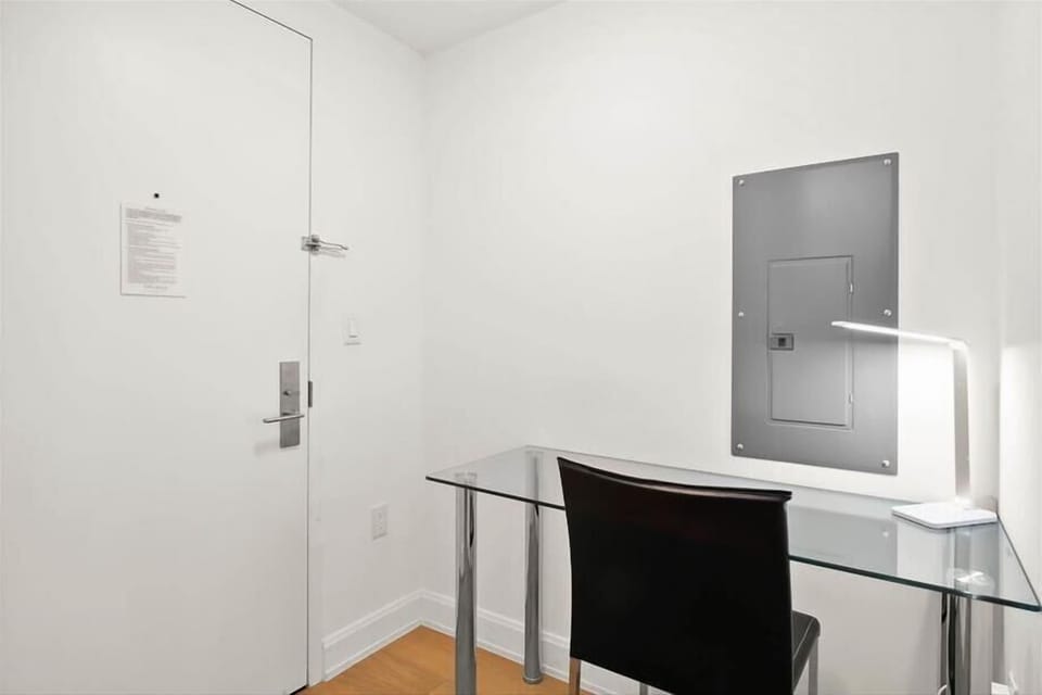 Midtown East New York 1 Bedroom Hallway