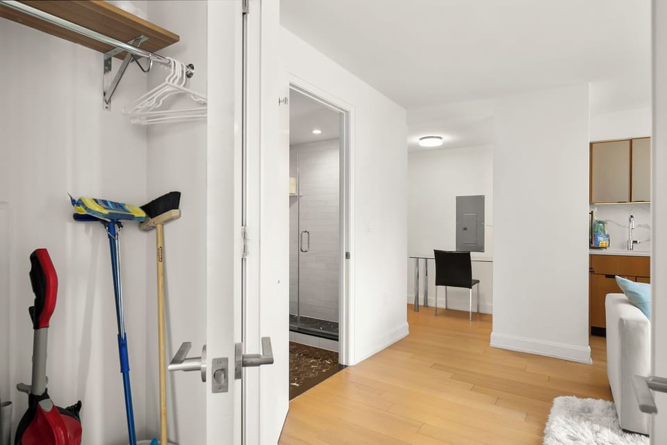 Midtown East New York 1 Bedroom Hallway