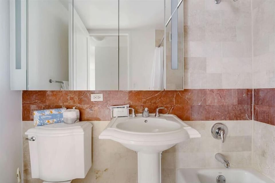 Midtown West New York 2 Bedroom Bathroom