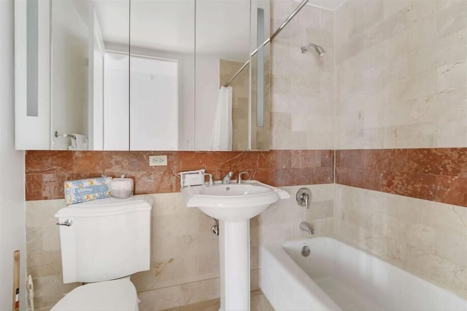Midtown West New York 2 Bedroom Bathroom