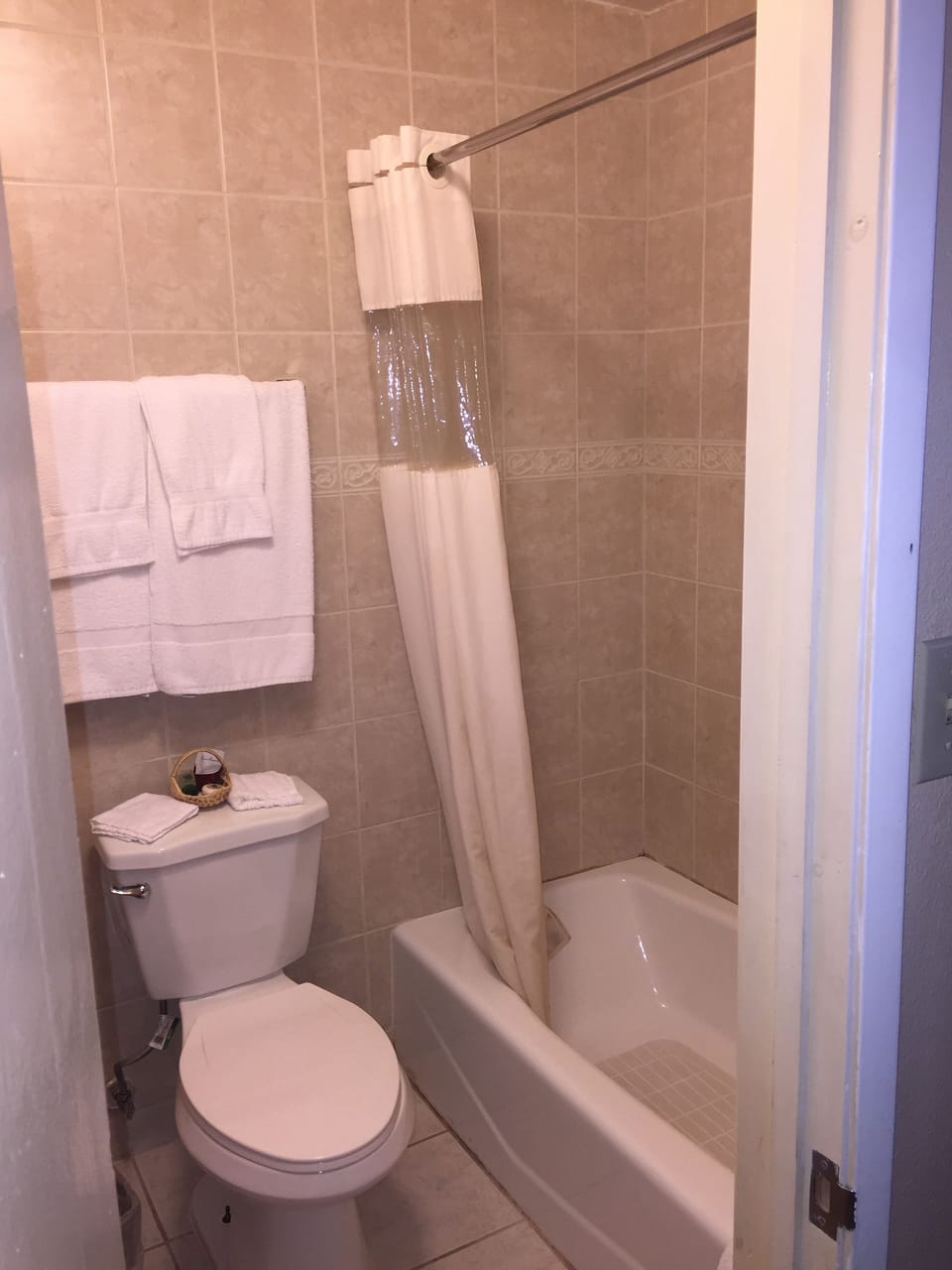 Double Room | Bathroom | Combined shower/tub, free toiletries, hair dryer, towels