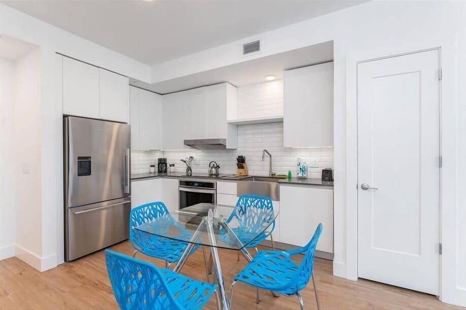 Miami 1 Bedroom Dining Room