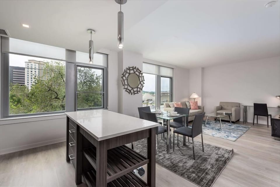 South Arlington Arlington 2 Bedroom Dining Room