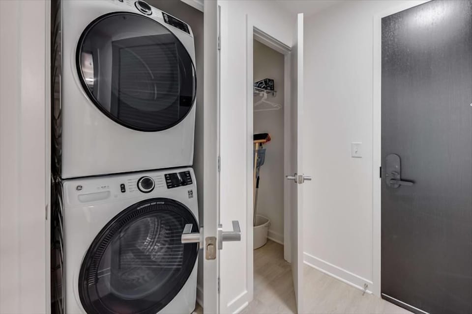 Noma Washington 1 Bedroom with Balcony Washer/Dryer