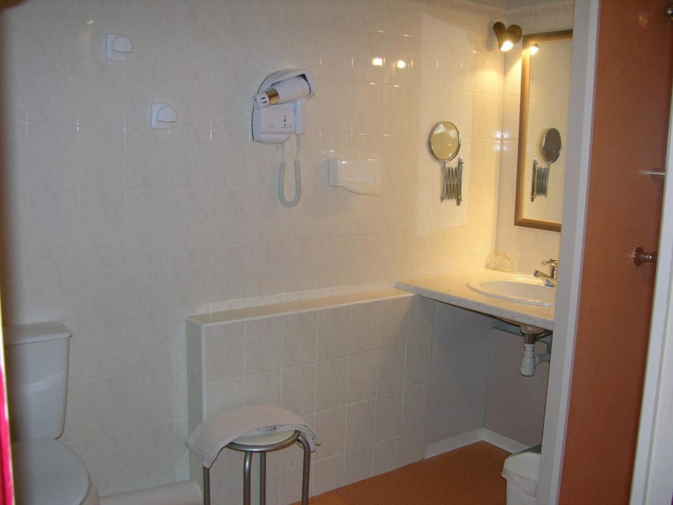 Bathtub, eco-friendly toiletries, hair dryer