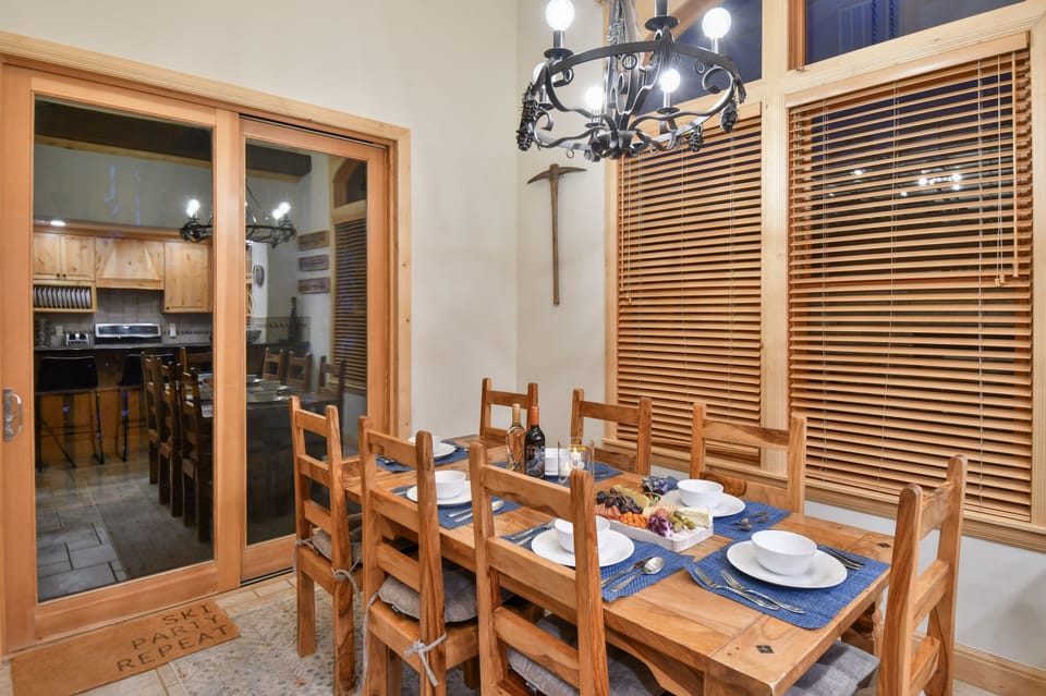 Dining area for 7