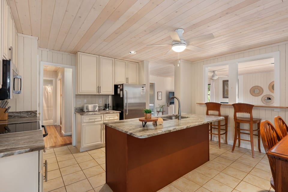 SH161: Coastal Hideaway | Dining and Kitchen Area
